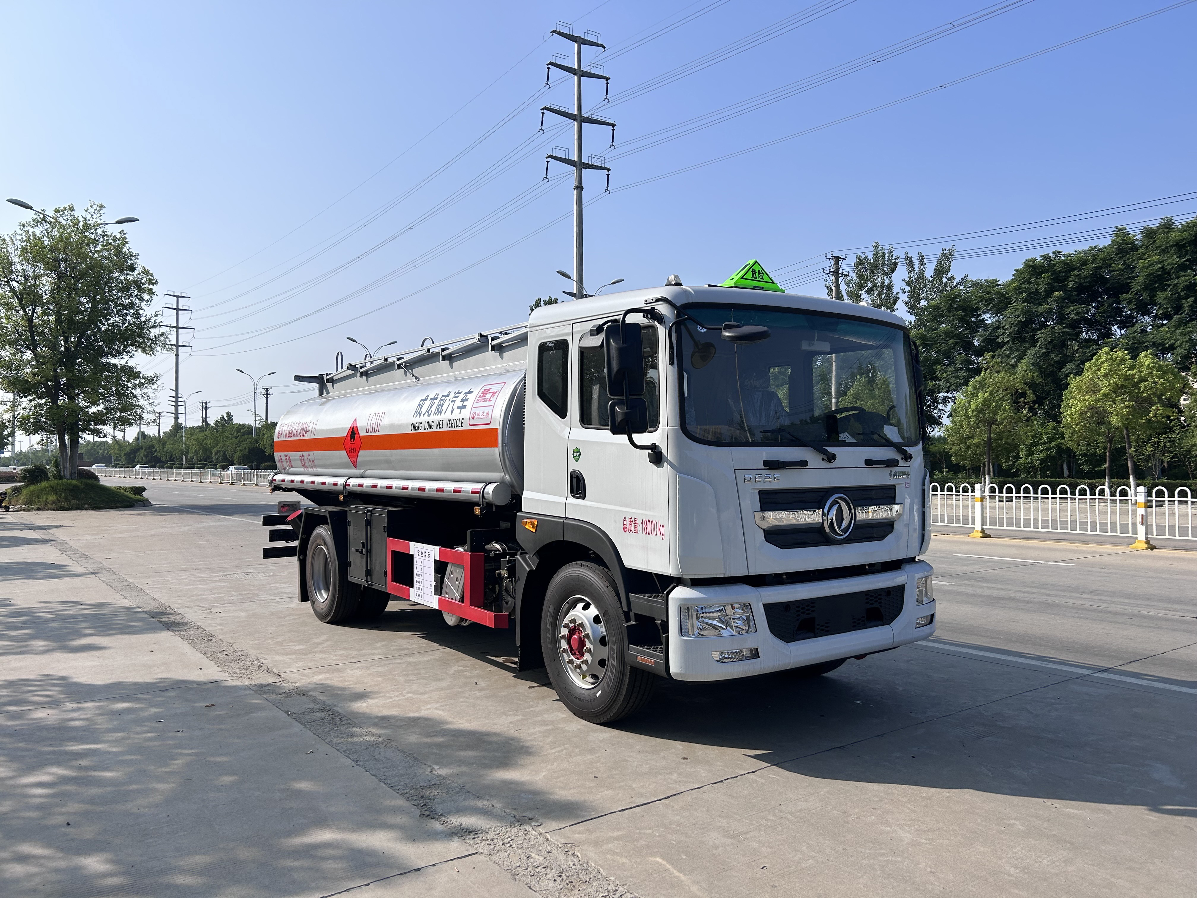 成龍威牌:D9 15立方加油車
